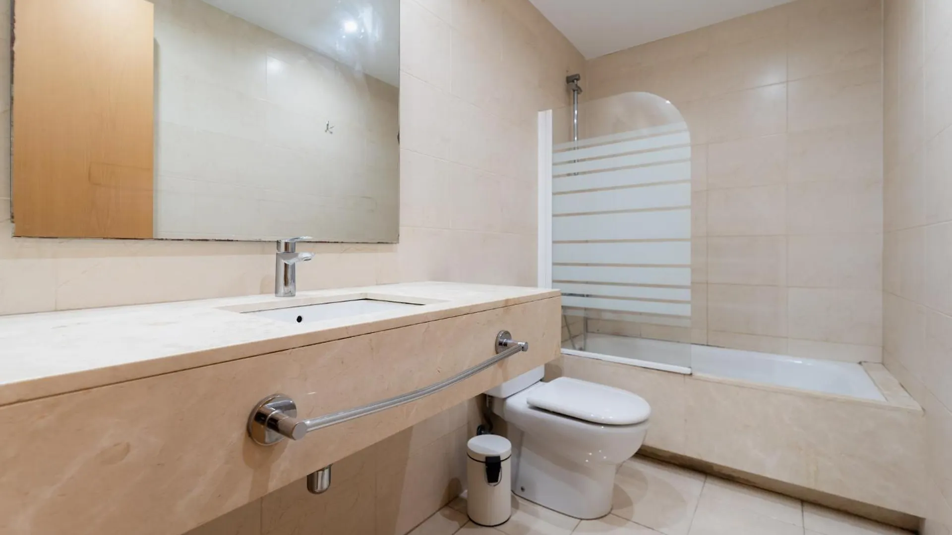 Near Ramblas Apartment 3 Room Flat Min 32 Days Parking Optional Barcelona Spanien