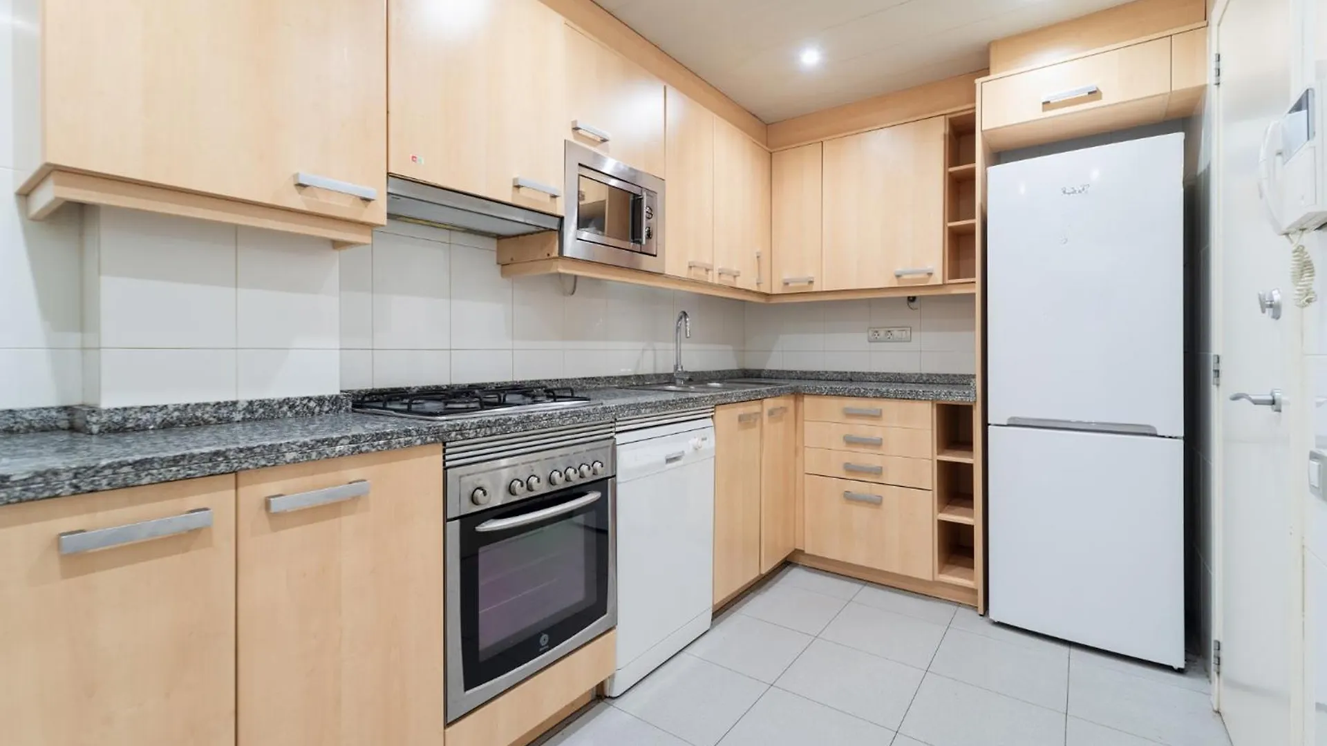 Near Ramblas Apartment 3 Room Flat Min 32 Days Parking Optional Barcelona