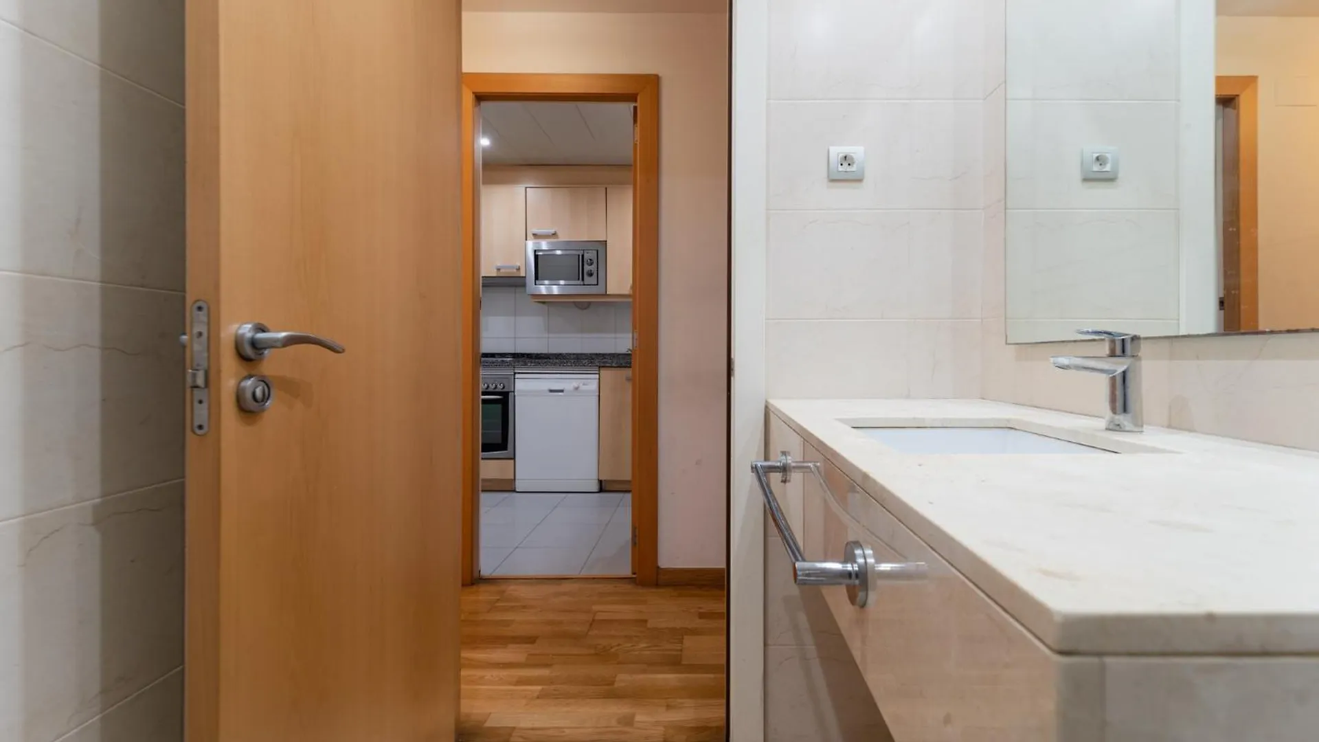 Near Ramblas Apartment 3 Room Flat Min 32 Days Parking Optional Barcelona 0*,  Spanien